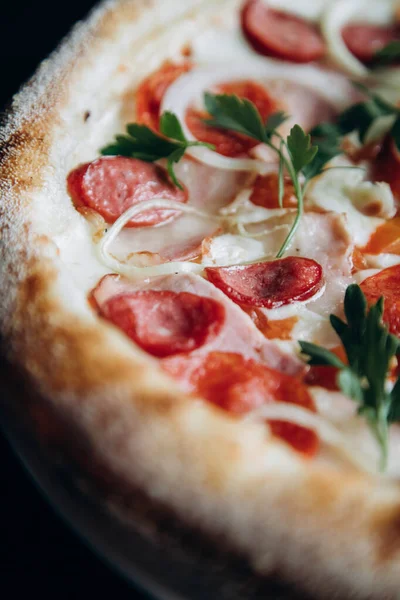 Portakallı taze deniz dikenli cam ve bir dilim pizza ve pizza.