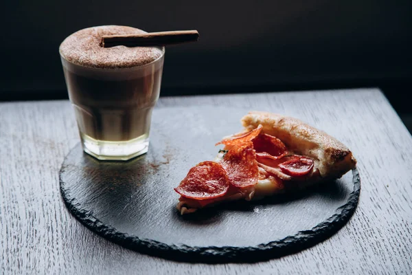 Kahve çekirdekleriyle dolu beyaz kahve standı.