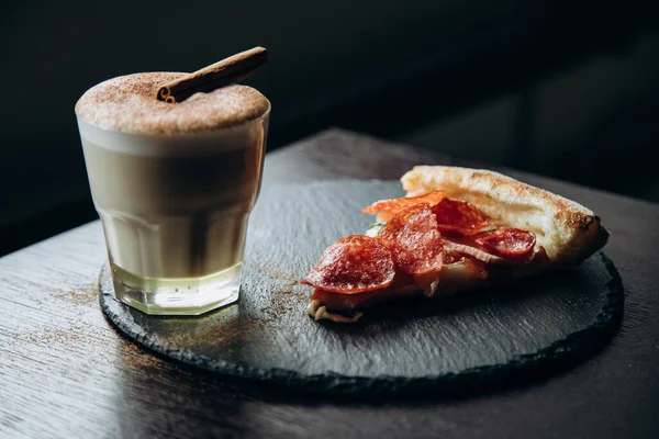 Kahve çekirdekleriyle dolu beyaz kahve standı.