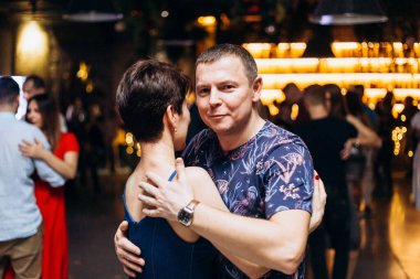 Kharkiv, Ukrayna 11.12.21 Dans pistinde dans eden insanlar