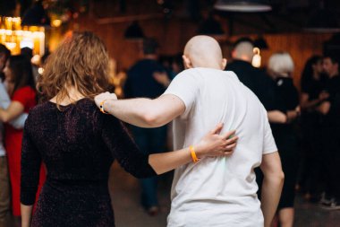 Kharkiv, Ukrayna 11.12.21 Dans pistinde dans eden insanlar