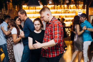 Kharkiv, Ukrayna 11.12.21 Dans pistinde dans eden insanlar