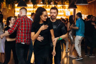 Kharkiv, Ukrayna 11.12.21 Dans pistinde dans eden insanlar