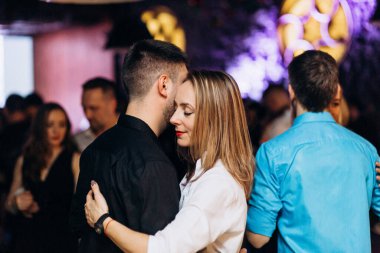 Kharkiv, Ukrayna 11.12.21 Dans pistinde dans eden insanlar