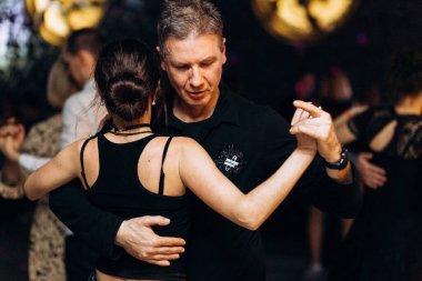 Kharkiv, Ukrayna 11.12.21 Dans pistinde dans eden insanlar