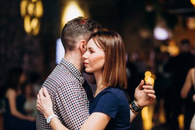 Kharkiv, Ukrayna 11.12.21 Dans pistinde dans eden insanlar