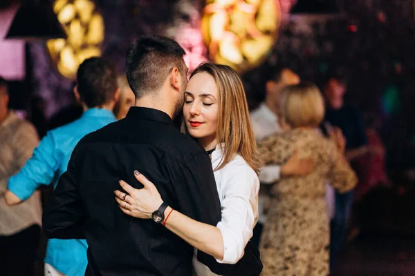 Kharkiv, Ukrayna 11.12.21 Dans pistinde dans eden insanlar