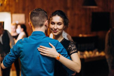 Kharkiv, Ukrayna 11.12.21 Dans pistinde dans eden insanlar