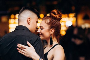 Kharkiv, Ukrayna 11.12.21 Dans pistinde dans eden insanlar