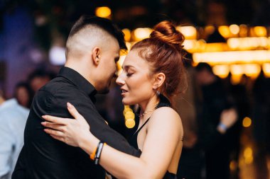 Kharkiv, Ukrayna 11.12.21 Dans pistinde dans eden insanlar