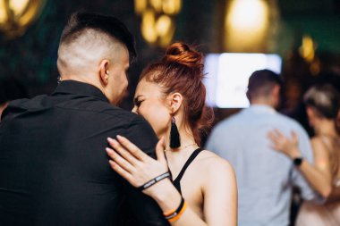 Kharkiv, Ukrayna 11.12.21 Dans pistinde dans eden insanlar