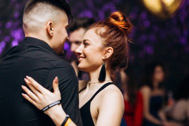 Kharkiv, Ukrayna 11.12.21 Dans pistinde dans eden insanlar