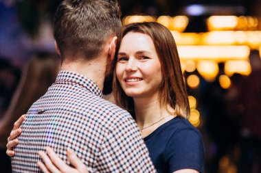 Kharkiv, Ukrayna 11.12.21 Dans pistinde dans eden insanlar