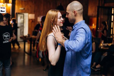 Kharkiv, Ukrayna 11.12.21 Dans pistinde dans eden insanlar