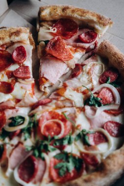 Portakallı taze deniz dikenli cam ve bir dilim pizza ve pizza.