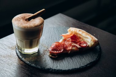 Kahve çekirdekleriyle dolu beyaz kahve standı.