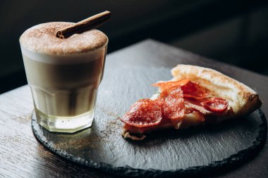 Kahve çekirdekleriyle dolu beyaz kahve standı.