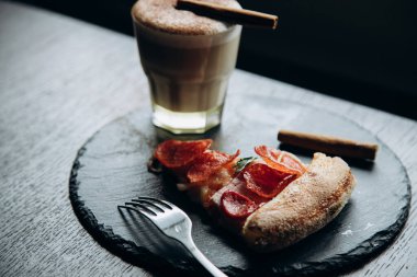 Kahve çekirdekleriyle dolu beyaz kahve standı.