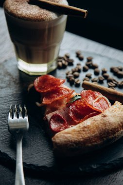 Kahve çekirdekleriyle dolu beyaz kahve standı.