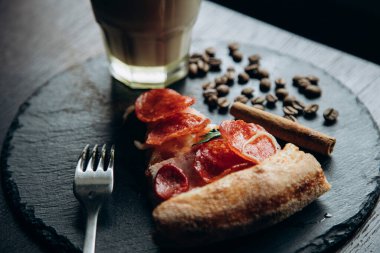 Kahve çekirdekleriyle dolu beyaz kahve standı.