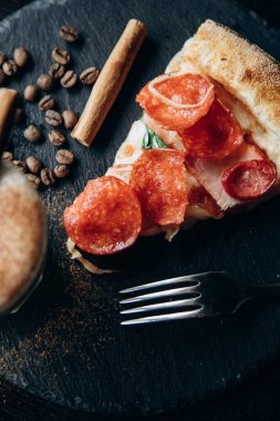 Kahve çekirdekleriyle dolu beyaz kahve standı.