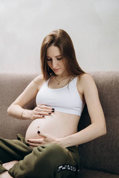 Těhotná Dívka Zelených Kalhotách Hladí Její Břicho — Stock fotografie