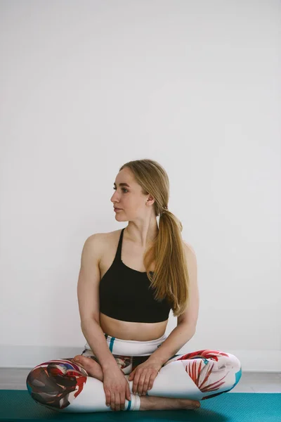 Athletic Beautiful Girl Doing Yoga Stretching Quarantine — 스톡 사진