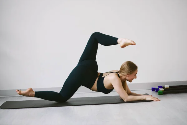Athletic Beautiful Girl Doing Yoga Stretching Quarantine — Foto de Stock