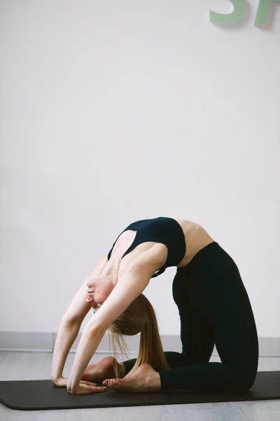 Athletic Beautiful Girl Doing Yoga Stretching Quarantine — Foto de Stock