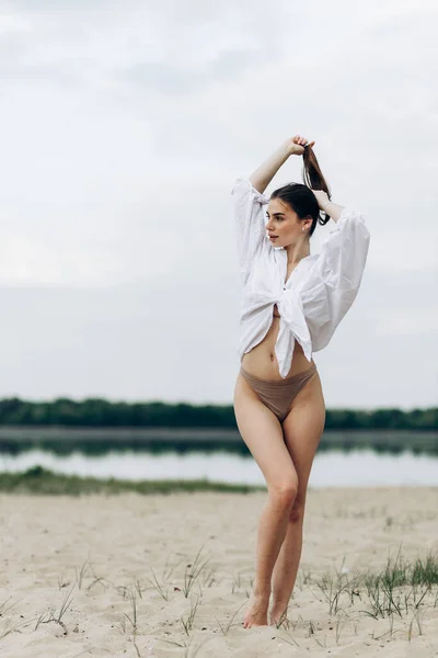 Estilo Vida Verão Retrato Bela Jovem Loira Feliz Com Corpo — Fotografia de Stock