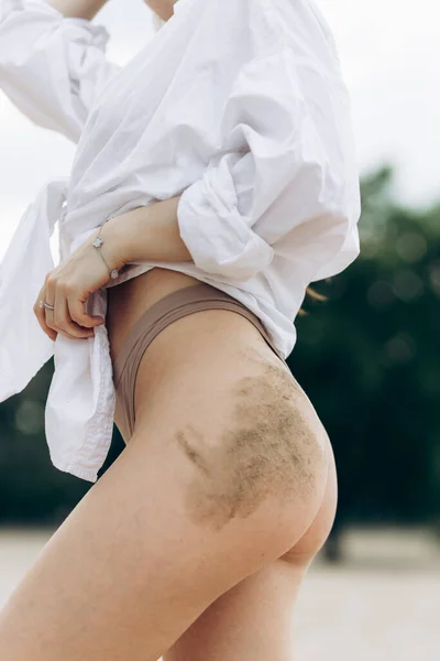 Beyaz Tişört Mayo Giymiş Bronzlaşmış Seksi Vücutlu Güzel Sarışın Kızın — Stok fotoğraf