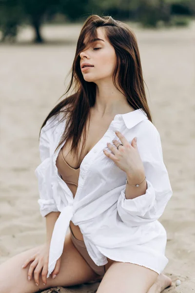 Beyaz Tişört Mayo Giymiş Bronzlaşmış Seksi Vücutlu Güzel Sarışın Kızın — Stok fotoğraf