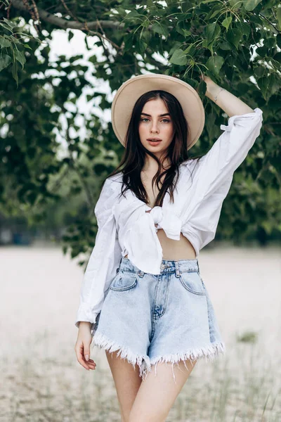 Estilo Vida Verão Retrato Uma Bela Mulher Loira Com Chapéu — Fotografia de Stock