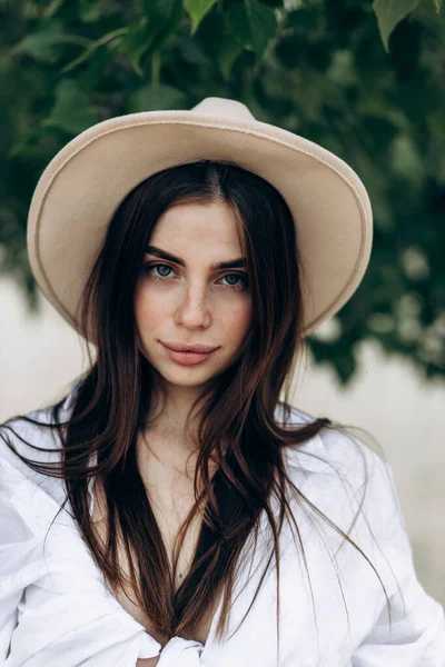 Estilo Vida Verão Retrato Uma Bela Mulher Loira Com Chapéu — Fotografia de Stock