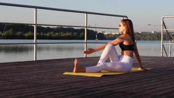 Spor Kıyafetleri Içinde Bronzlaşmış Seksi Vücudu Olan Yoga Minderinde Egzersiz — Stok video