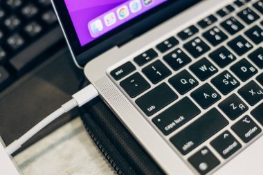 Macbook dizüstü bilgisayarı klavyeyi kapat