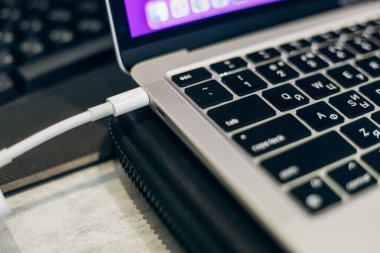 Macbook dizüstü bilgisayarı klavyeyi kapat