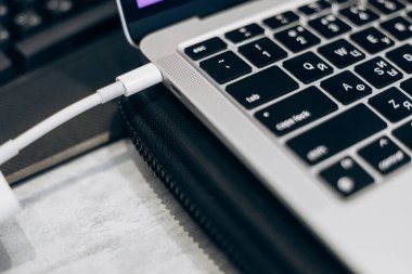 Macbook dizüstü bilgisayarı klavyeyi kapat