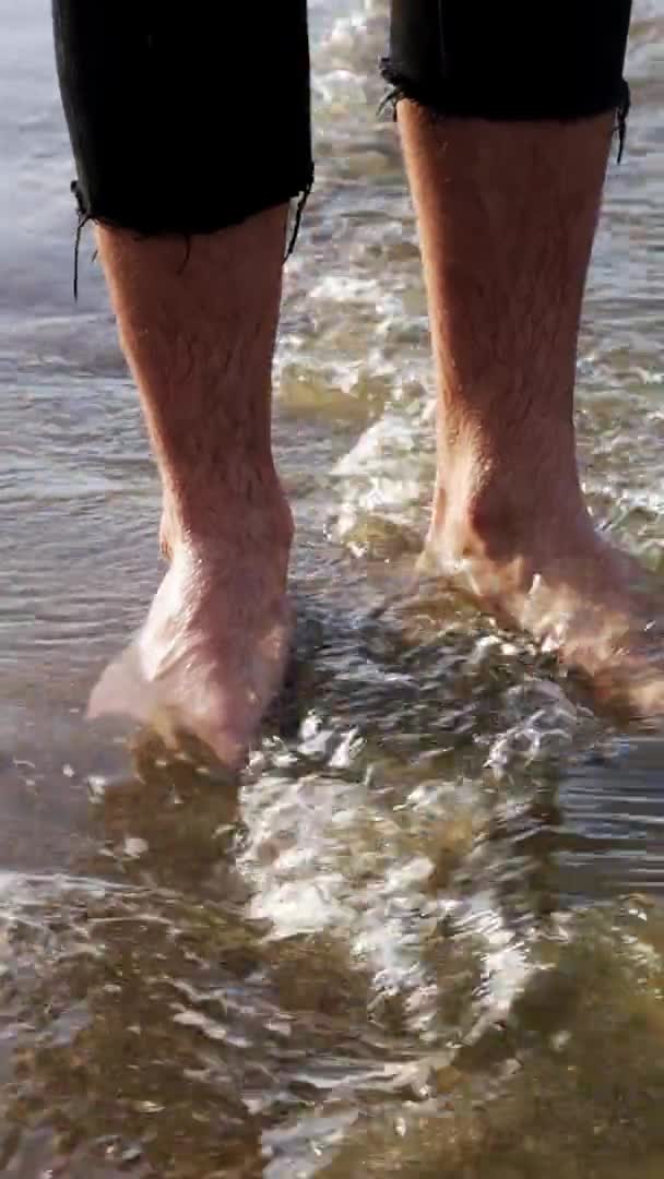 Ноги Літнього Способу Життя Людини Стоять Піску Миються Хвилями Моря — стокове відео