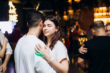 Kharkiv, Ukrayna 11.12.21 Dans pistinde dans eden insanlar