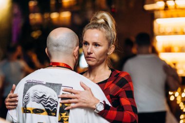 Kharkiv, Ukrayna 11.12.21 Dans pistinde dans eden insanlar