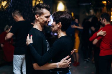 Kharkiv, Ukrayna 11.12.21 Dans pistinde dans eden insanlar