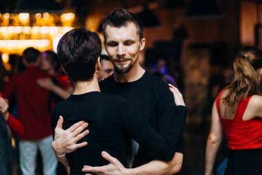 Kharkiv, Ukrayna 11.12.21 Dans pistinde dans eden insanlar