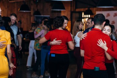 Kharkiv, Ukrayna 11.12.21 Dans pistinde dans eden insanlar