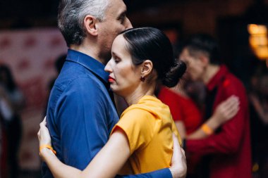 Kharkiv, Ukrayna 11.12.21 Dans pistinde dans eden insanlar