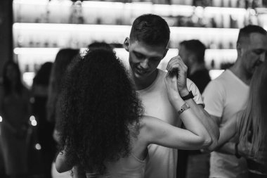 Kharkiv, Ukrayna 11.12.21 Dans pistinde dans eden insanlar