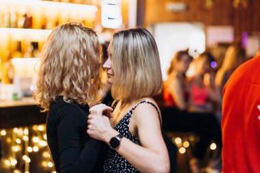 Kharkiv, Ukrayna 11.12.21 Dans pistinde dans eden insanlar