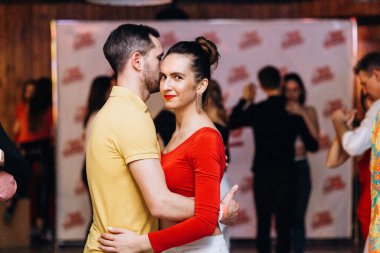 Kharkiv, Ukrayna 11.12.21 Dans pistinde dans eden insanlar