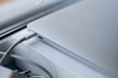 Macbook dizüstü bilgisayarı C tipi kabloyu kapat