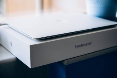 Macbook dizüstü bilgisayarı C tipi kabloyu kapat